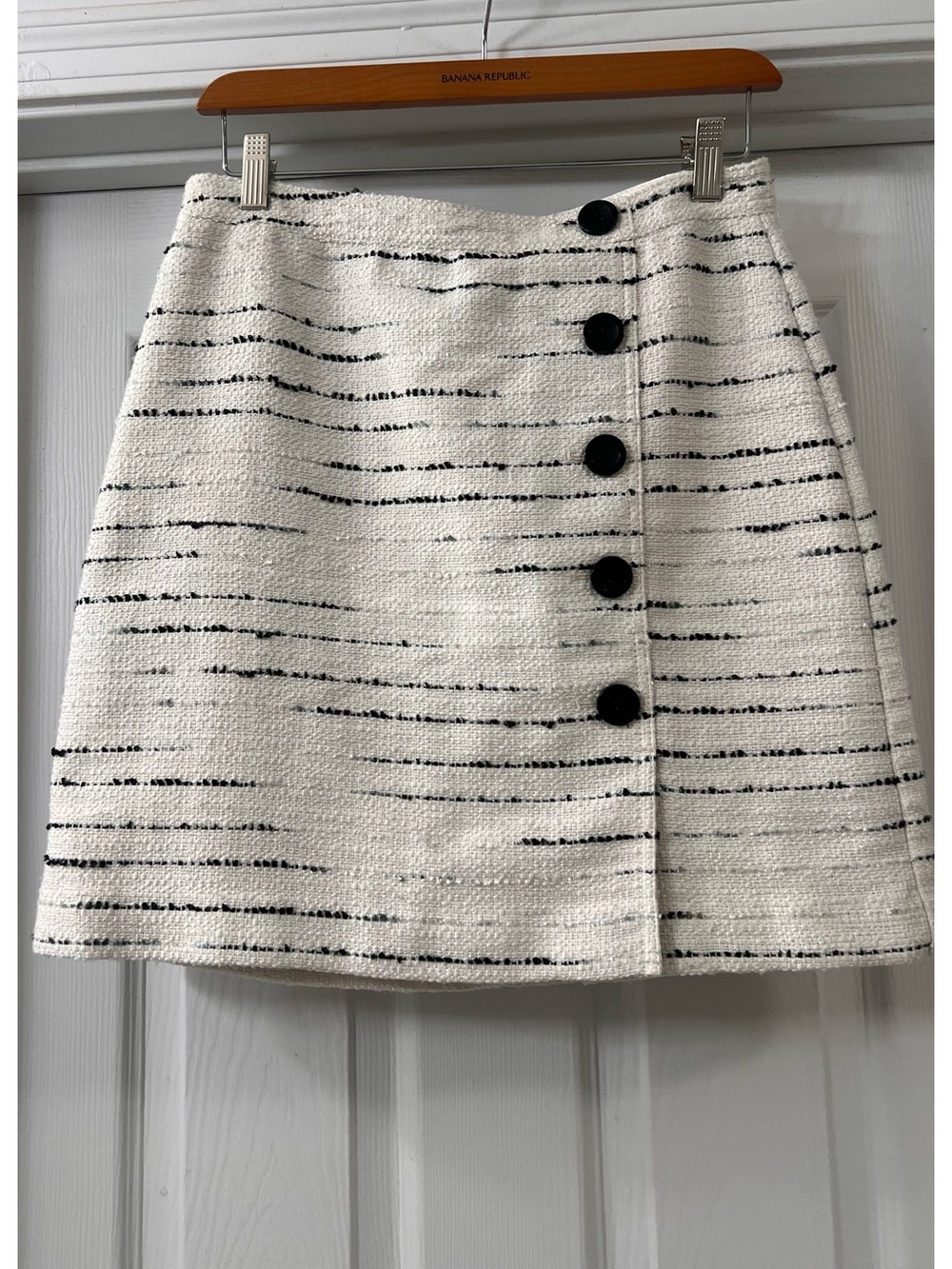 Ann Taylor  White Mini Skirt with Black Stripe  w/ Button Detailing  Sz 6 Petite